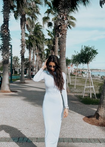 Uzun Beyaz Drapeli Kadın Elbise - Görsel 3