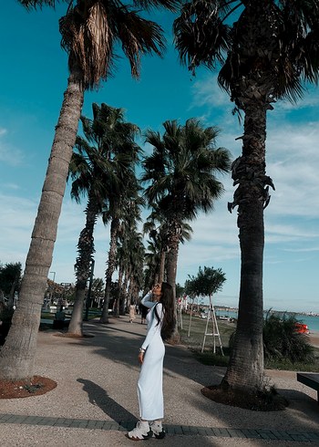 Uzun Beyaz Drapeli Kadın Elbise - Görsel 2