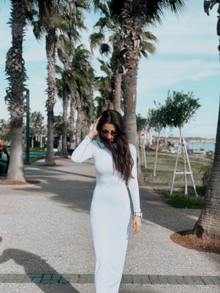 Uzun Beyaz Drapeli Kadın Elbise - Görsel 3