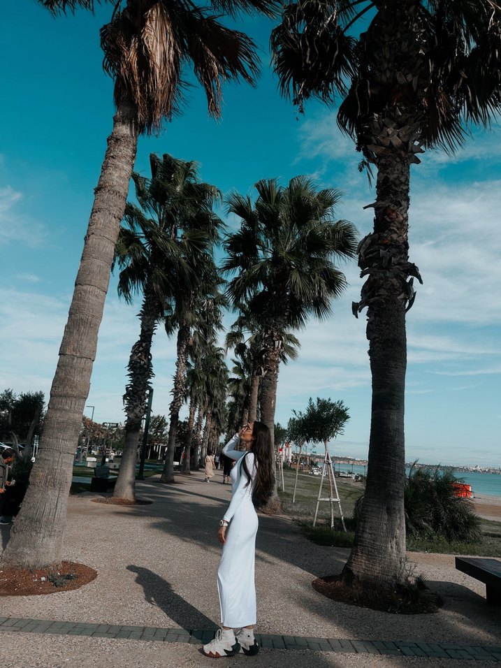 Uzun Beyaz Drapeli Kadın Elbise - Görsel 2