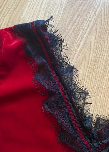 Dantel Detaylı Kırmızı V Yakalı Bluz - Görsel 2