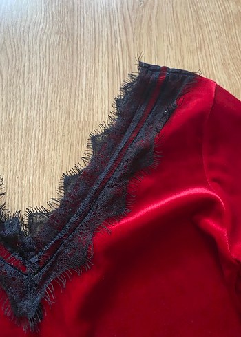 Dantel Detaylı Kırmızı V Yakalı Bluz - Görsel 3