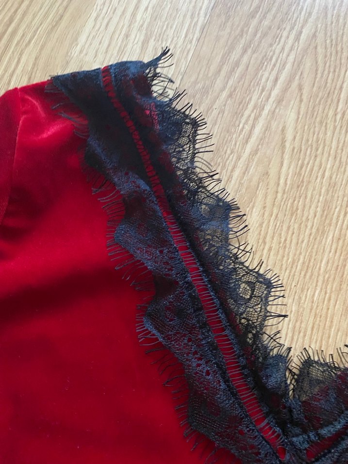 Dantel Detaylı Kırmızı V Yakalı Bluz - Görsel 2