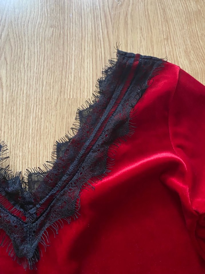 Dantel Detaylı Kırmızı V Yakalı Bluz - Görsel 3