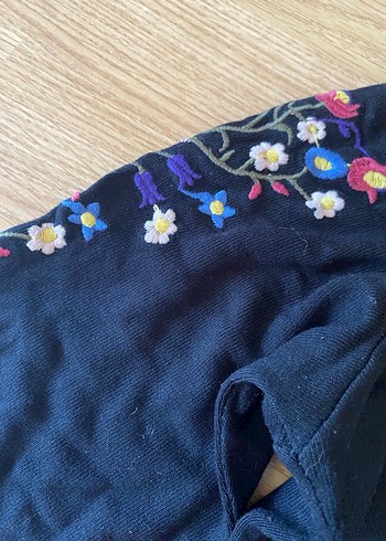 Koyu Mavi Çiçek İşlemeli Uzun Kollu Kız Tişörtü - Görsel 4