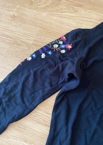 Koyu Mavi Çiçek İşlemeli Uzun Kollu Kız Tişörtü - Görsel 10