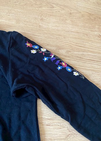 Koyu Mavi Çiçek İşlemeli Uzun Kollu Kız Tişörtü - Görsel 5