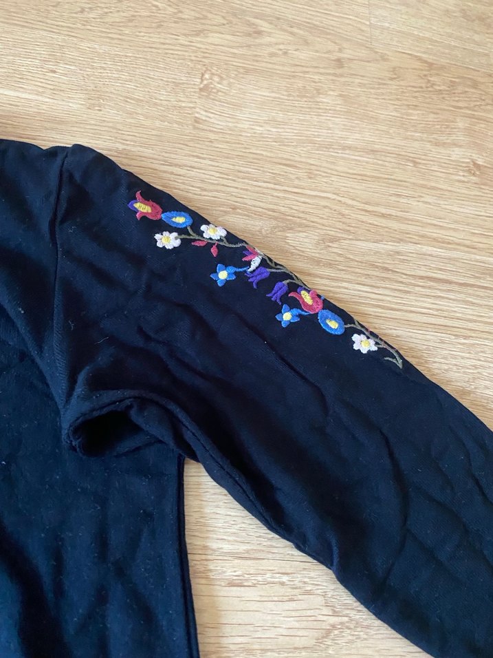 Koyu Mavi Çiçek İşlemeli Uzun Kollu Kız Tişörtü - Görsel 5