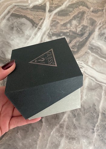 Guess GuessKlasik Şıklıkta Altın Kadın Saat