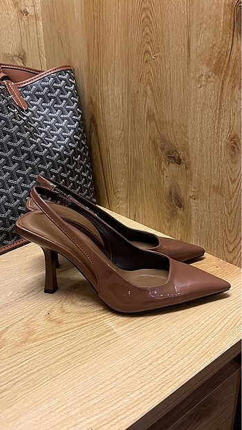 Zara model Rugan sivri burun stiletto