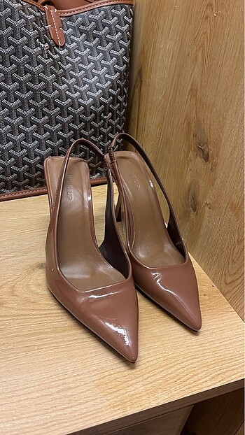 35 Beden kahverengi Renk Zara model Rugan sivri burun stiletto