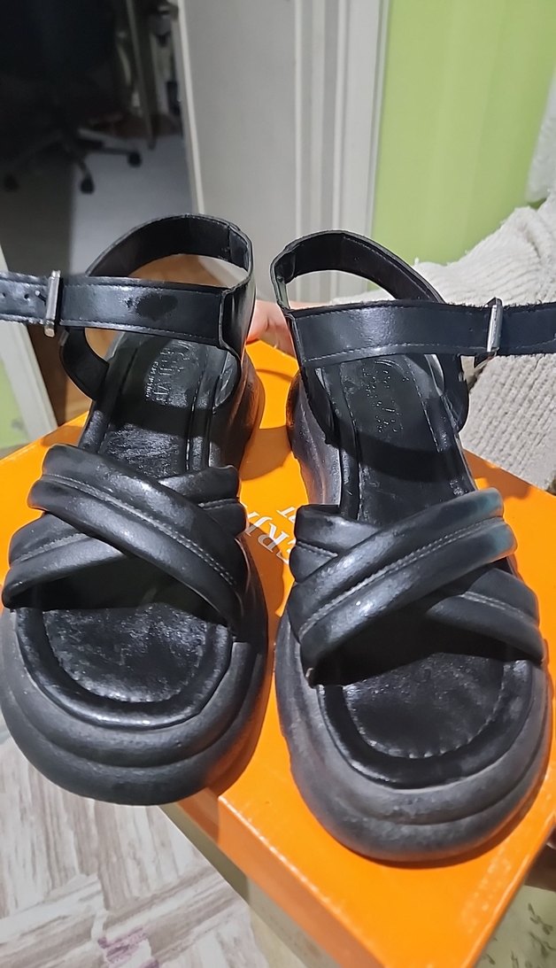 Siyah Kadın Dolgu Topuklu Sandalet - Görsel 2