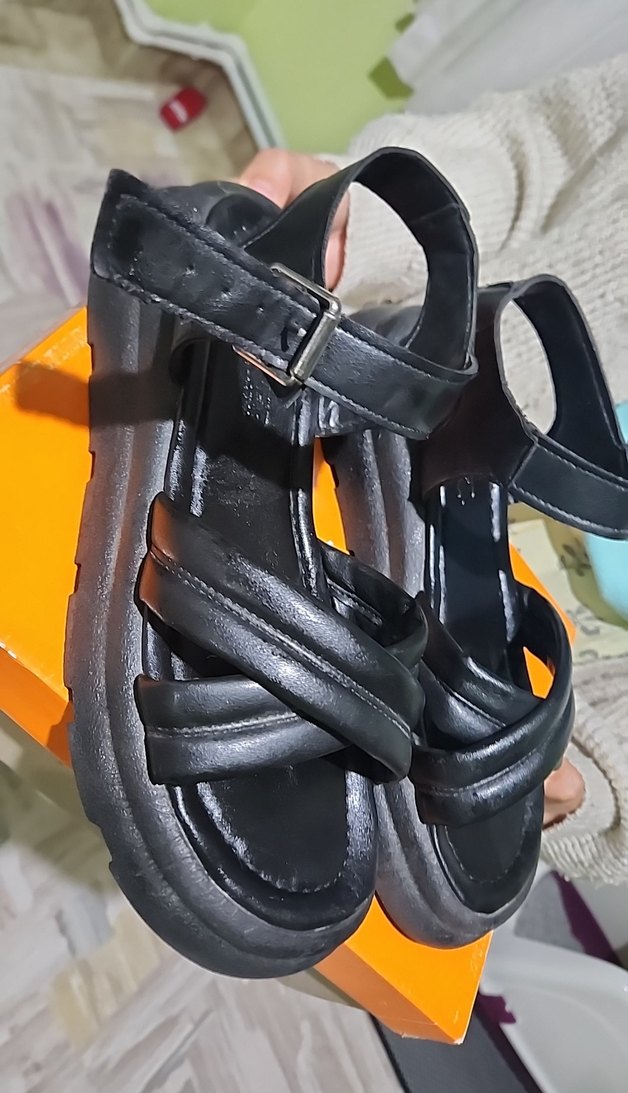 Siyah Kadın Dolgu Topuklu Sandalet - Görsel 3