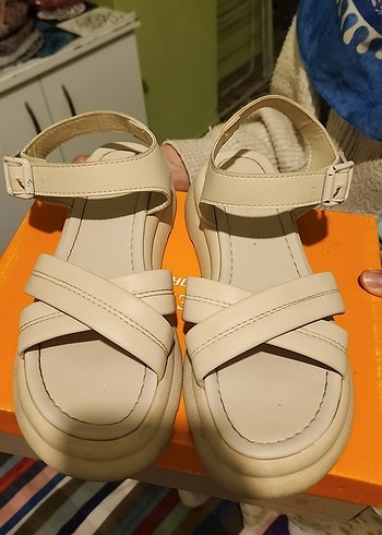 Bej Kadın Dolgu Topuklu Sandalet