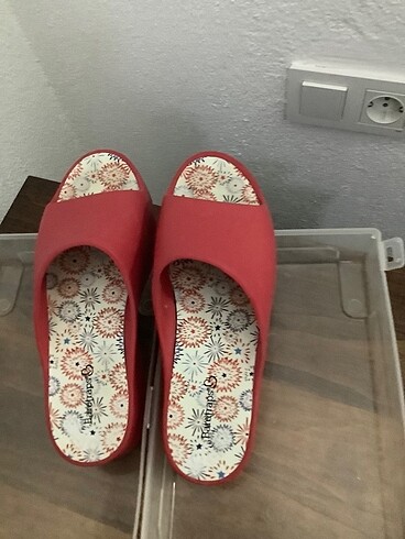 37 Beden 2 adet terlik,37 numara ,kırmızı ve siyah