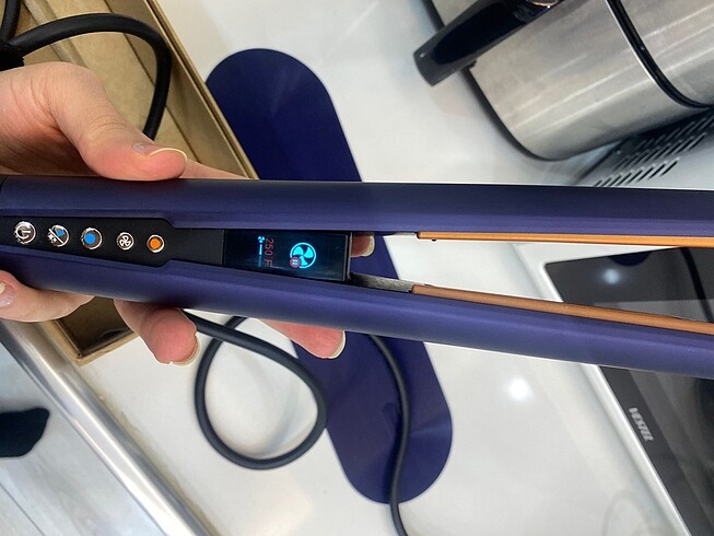 Dyson airstrait