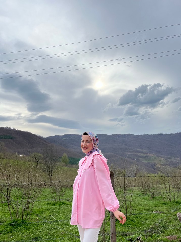 Pembe yakası incili gömlek - Görsel 4