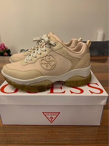 GUESS Sneaker 37