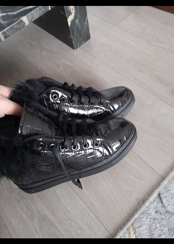 Siyah Yılan Desenli Kürklü Kadın Bot - Görsel 7