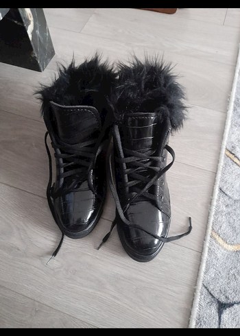 Siyah Yılan Desenli Kürklü Kadın Bot - Görsel 3