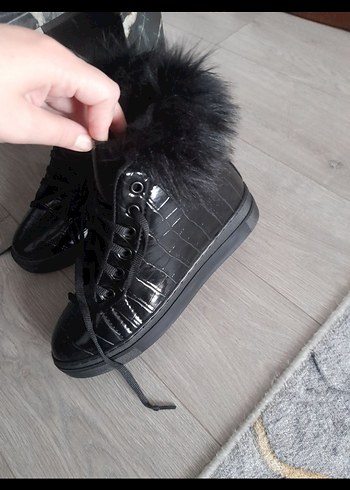 Siyah Yılan Desenli Kürklü Kadın Bot - Görsel 2