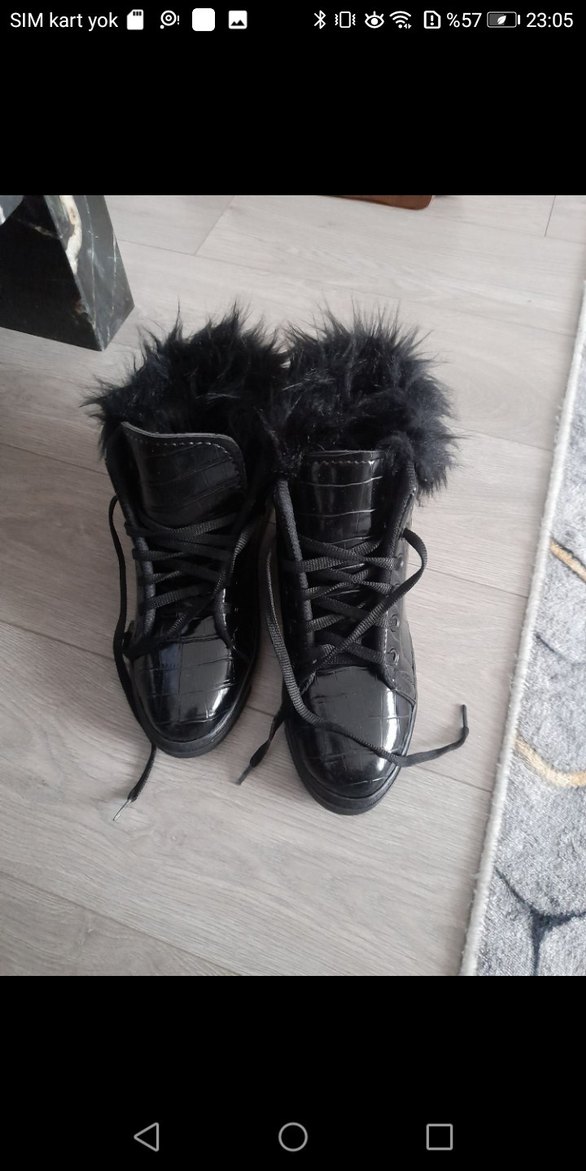 Siyah Yılan Desenli Kürklü Kadın Bot - Görsel 3