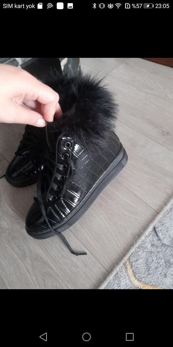 Siyah Yılan Desenli Kürklü Kadın Bot - Görsel 2