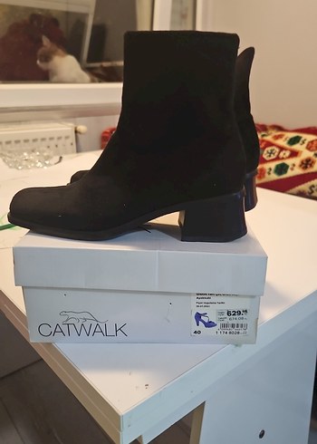 37 Beden Siyah Tokalı Kadın Topuklu Bot