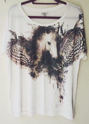 at/kelebek desenli beyaz tshirt