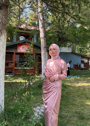 Pudra Pembe Yüksek Yakalı Drapeli Midi Tesettür Elbise
