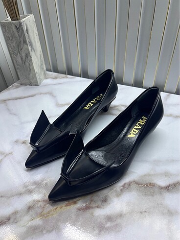 Siyah hakiki deri Prada ayakkabı