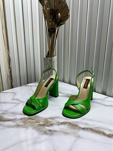 Elle Yeşil hakiki deri topuklu sandalet
