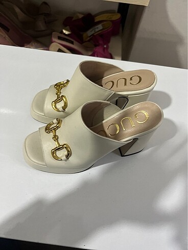Gucci Krem hakiki deri topuklu ayakkabı