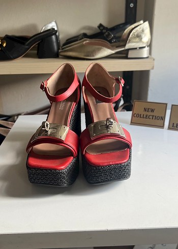 Zara Kemerli Kırmızı Deri Dolgu Topuklu Ayakkabı