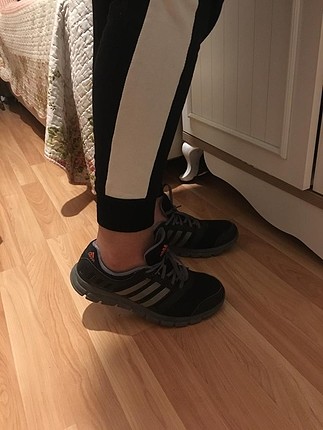 42 Beden Adidas spor ayakkabı