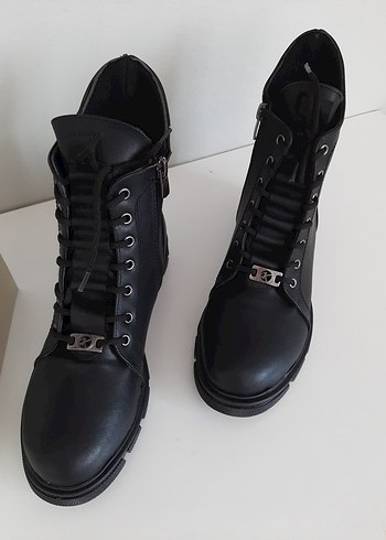 Kadın Siyah Deri Gotik Topuklu Bot