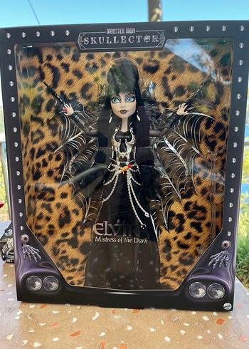Skullector Mistress of the Dark Elvira