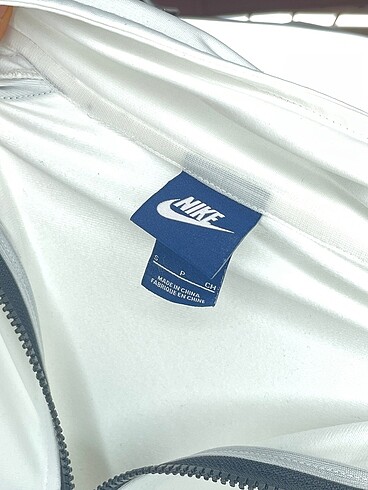 s Beden beyaz Renk Nike Hırka %70 İndirimli.
