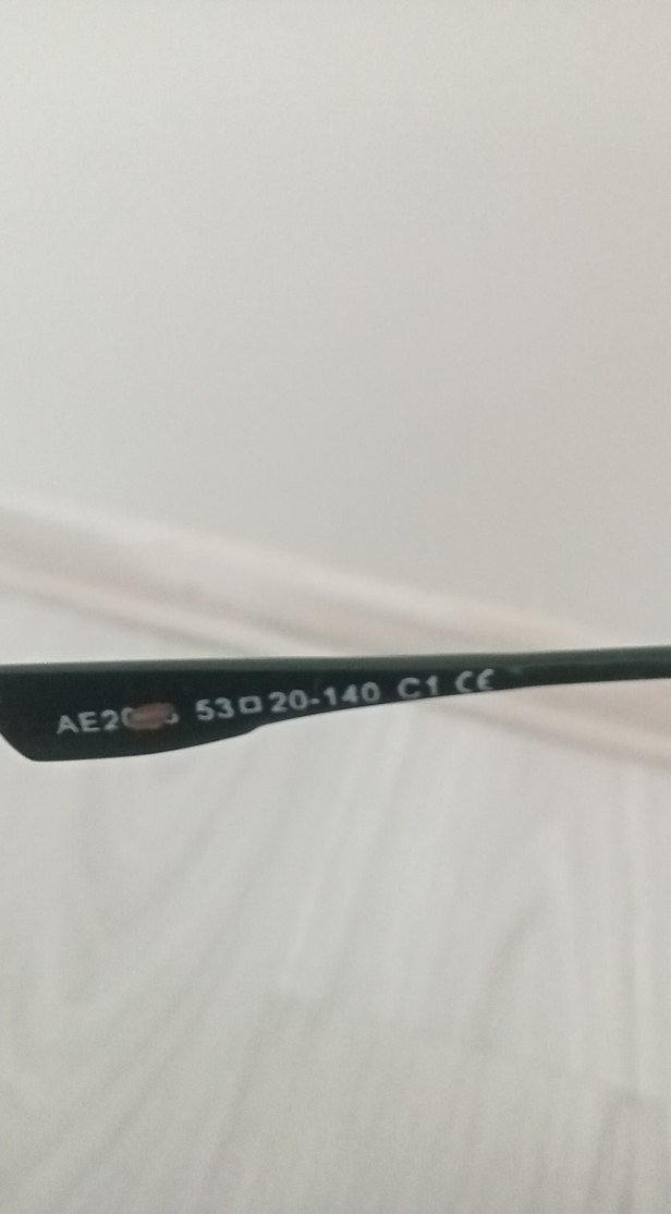 Şeffaf yeşil çerçeveli minimalist kadın gözlüğü - Görsel 3