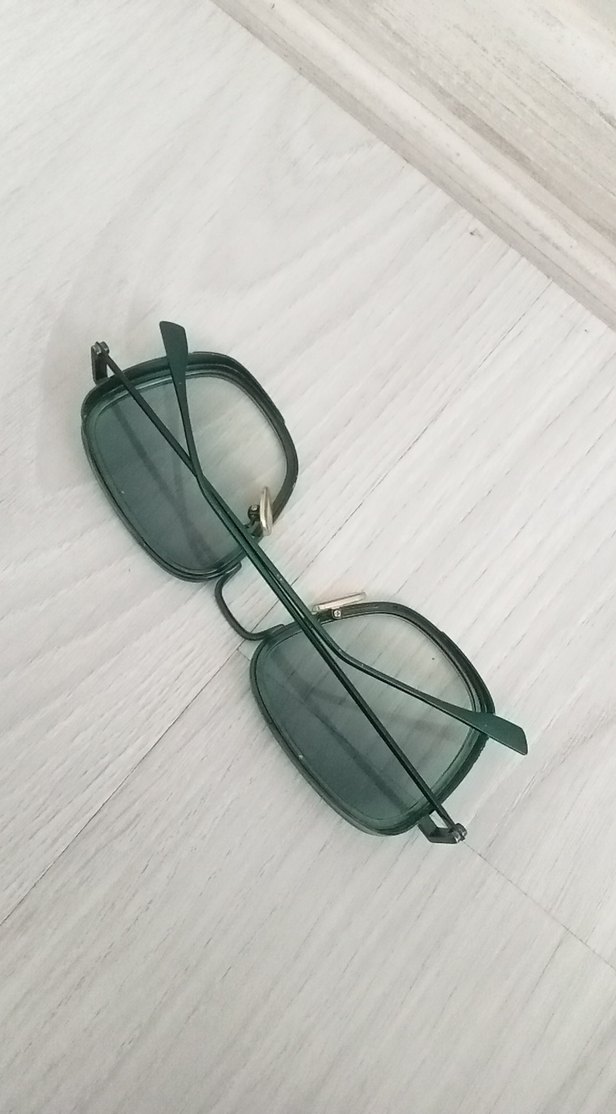 Şeffaf yeşil çerçeveli minimalist kadın gözlüğü - Görsel 2