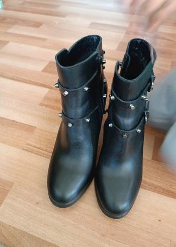 Siyah Deri Gotik Tokalı Kadın Bot - Görsel 3