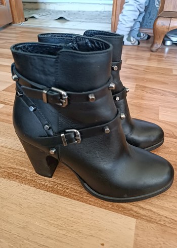 Siyah Deri Gotik Tokalı Kadın Bot - Görsel 4