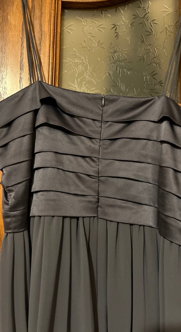 Gri Straplez Pilili dizlerde şifon saten karışımı Elbise - Görsel 4