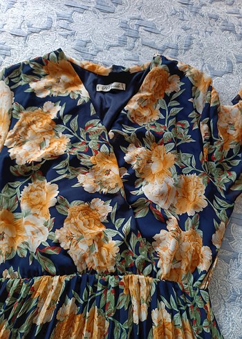 Çiçek Desenli Uzun Piliseli Kadın Elbise - Görsel 3