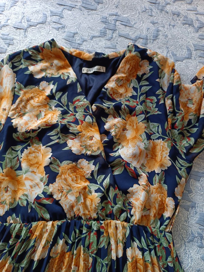 Çiçek Desenli Uzun Piliseli Kadın Elbise - Görsel 3