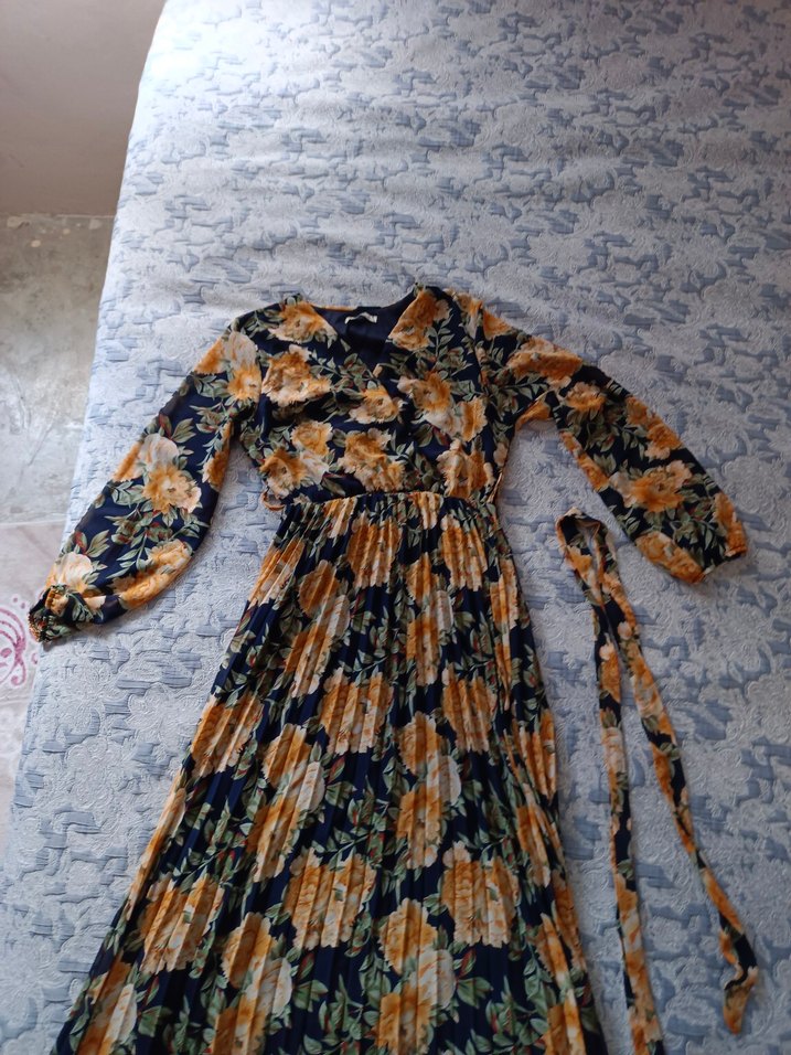 Çiçek Desenli Uzun Piliseli Kadın Elbise - Görsel 2