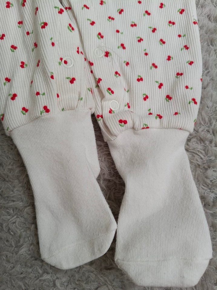 ayakları çoraplı tulum - Görsel 4