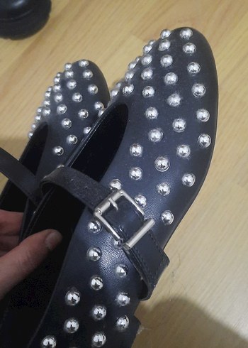 Siyah Zımbalı Tokalı Kadın  Ayakkabı - Görsel 3