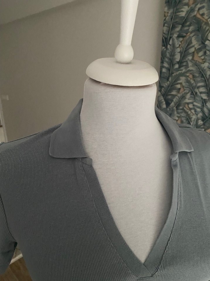 V Yaka Gri Kadın Tişört - Görsel 3