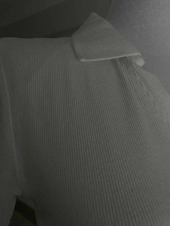 Beyaz V Yakalı Kısa Kollu Kadın Tişört - Görsel 3